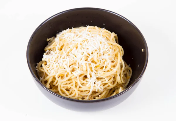 Gelbe Pesto Spaghetti Mit Geriebenem Mozzarella Einer Schwarzen Schüssel Auf — Stockfoto
