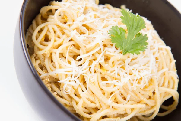 Pieprz Żółty Pesto Spaghetti Pokryte Tartym Serem Mozzarella Ozdobione Kolendrą — Zdjęcie stockowe