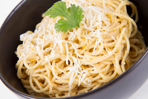Pieprz Żółty Pesto Spaghetti Pokryte Tartym Serem Mozzarella Ozdobione Kolendrą — Zdjęcie stockowe