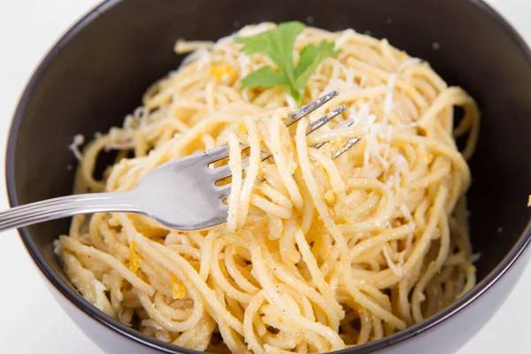 Sarı Biberli Spagetti Rendelenmiş Mozzarella Peyniri Ile Kaplanmış Kişniş Soslu — Stok fotoğraf