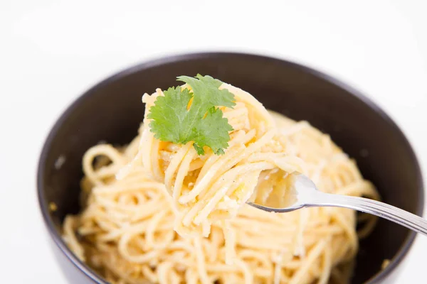 Žluté Pepřové Pesto Špagety Pokryté Strouhaným Mozzarellovým Sýrem Zdobeným Koriandrem — Stock fotografie