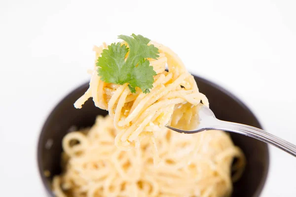 Žluté Pepřové Pesto Špagety Pokryté Strouhaným Mozzarellovým Sýrem Zdobeným Koriandrem — Stock fotografie