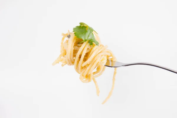 Gele Peper Pesto Spaghetti Bedekt Met Geraspte Mozzarella Kaas Versierd — Stockfoto