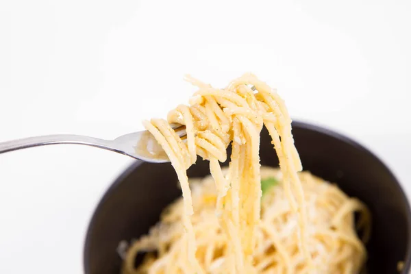 Espagueti Pesto Pimiento Amarillo Cubierto Con Queso Mozzarella Rallado Decorado —  Fotos de Stock