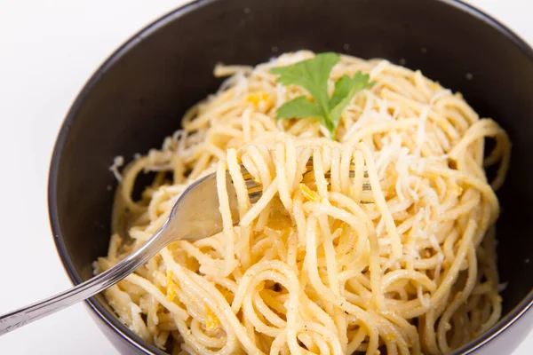 Gul Peppar Pesto Spaghetti Täckt Med Riven Mozzarella Ost Dekorerad — Stockfoto
