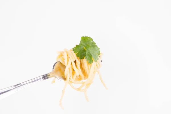Gul Peppar Pesto Spaghetti Täckt Med Riven Mozzarella Ost Dekorerad — Stockfoto