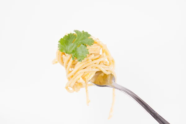 Žluté Paprikové Pesto Špagety Pokryté Strouhaným Sýrem Mozzarella Zdobeným Koriandrem — Stock fotografie