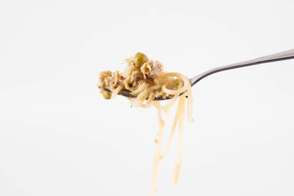 Espaguetis Con Caballa Ahumada Salsa Crema Guisantes Verdes Sobre Fondo — Foto de Stock