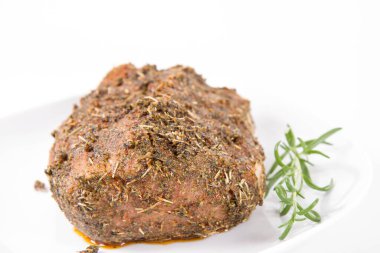 Çiğ domuz filetosu. Kızartılmaya hazır. Tabakta.