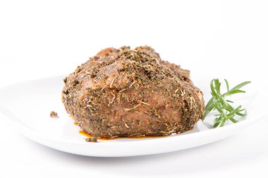 Çiğ domuz filetosu. Kızartılmaya hazır. Tabakta.