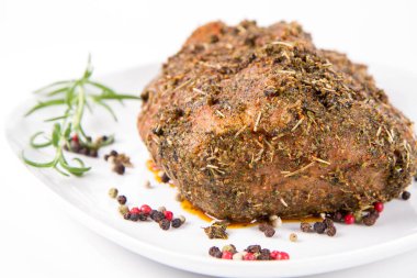 Çiğ domuz filetosu. Kızartılmaya hazır. Tabakta.