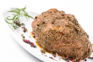 Çiğ domuz filetosu. Kızartılmaya hazır. Tabakta.