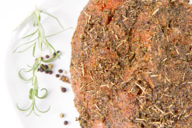 Çiğ domuz filetosu. Kızartılmaya hazır. Tabakta.