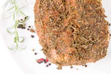 Çiğ domuz filetosu. Kızartılmaya hazır. Tabakta.