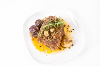 Biberiyeyle süslenmiş soğan ve sarımsaklı domuz filetosu ve biraz da renkli biber.