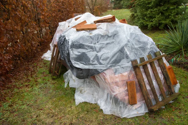 Drewno Siekane Opał Pokryte Aby Chronić Przed Deszczem Obrazy Stockowe bez tantiem