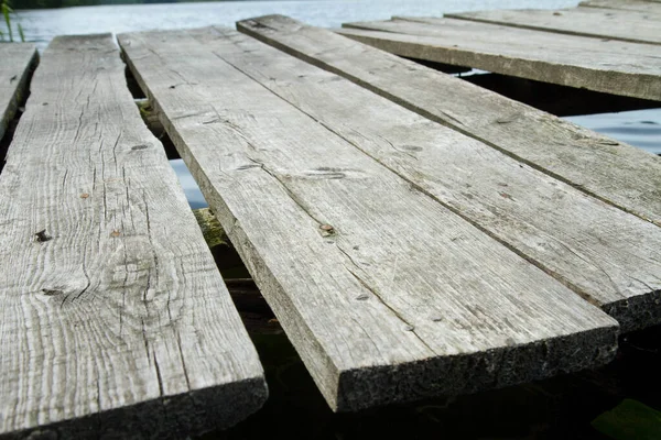 板が歪んでいる木製の橋の閉鎖 — ストック写真