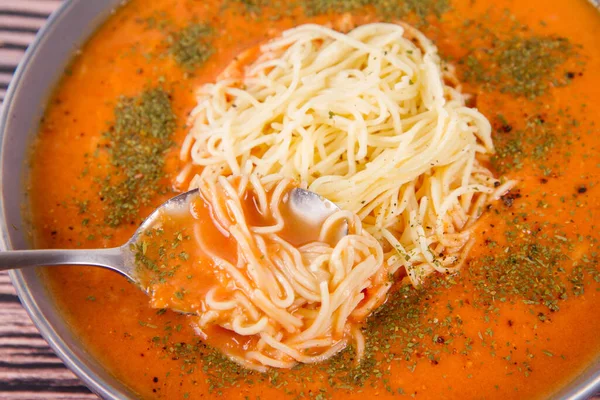 Sopa Tomate Con Fideos Que Comen Con Cuchara Sobre Fondo — Foto de Stock