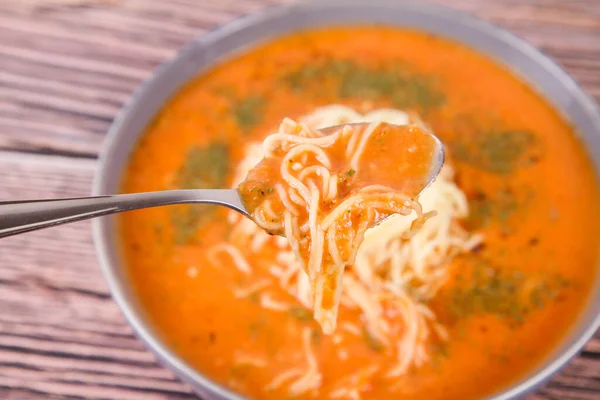 Sopa Tomate Con Fideos Que Comen Con Cuchara Sobre Fondo — Foto de Stock