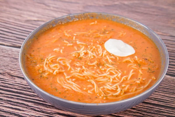 Sopa Tomate Con Fideos Una Cucharada Crema Sobre Fondo Madera — Foto de Stock