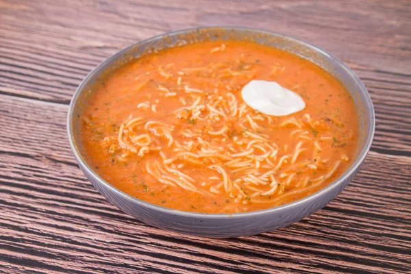 Sopa Tomate Con Fideos Una Cucharada Crema Sobre Fondo Madera — Foto de Stock