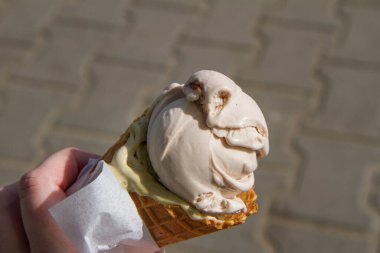 Bir külahta dondurma kepçesi, açık havada