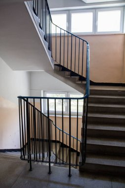 Metal parmaklıklı bir apartmanın merdivenleri.