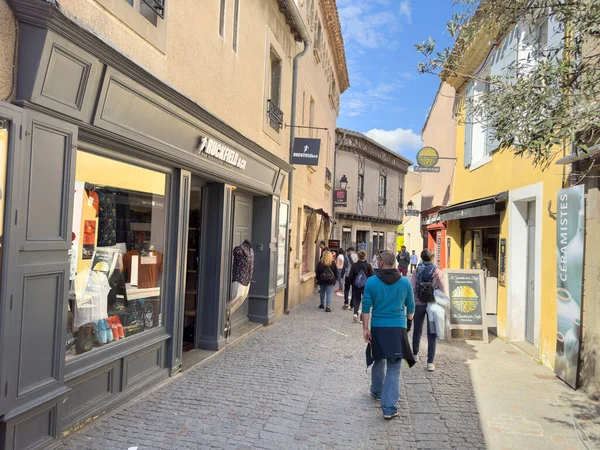 2023年4月24日 卡卡松 人们正在穿过法国卡卡松老城的一条小巷 — 图库照片