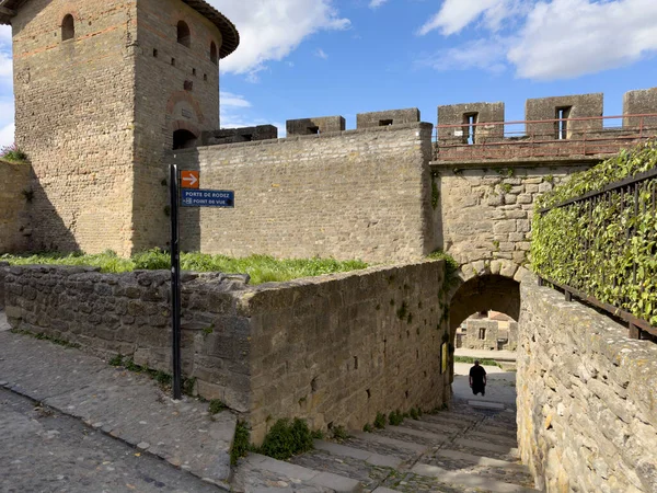 Carcassonne Frankreich April 2023 Menschen Schlendern Durch Eine Gasse Der — Stockfoto