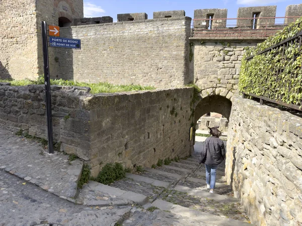 Підказка Франція Квітня 2023 Року Люди Прогулюються Алеєю Старому Місті — стокове фото