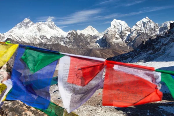 エベレスト ローツェ山 マカル山の眺めと仏教の祈りの旗 レンジョ パスから見たエベレスト ネパールHimalaya山 クムブ渓谷 — ストック写真