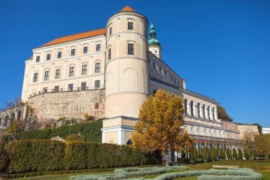 Mikulov Kalesi, Güney Moravya 'nın en önemli kalelerinden biri, Çek Cumhuriyeti Mikulov kasabasından görüş