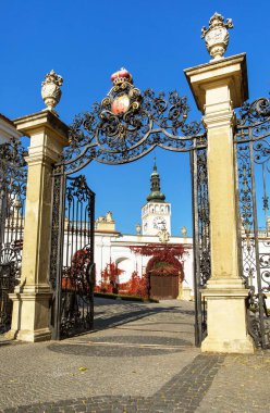 Güney Moravya 'nın en önemli şatolarından biri olan kilise kulesiyle Mikulov Kalesi parkının kapısı, Çek Cumhuriyeti Mikulov kasabasından görüş