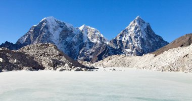 Taboche Dağı veya Tabuche Dağı ve Cholatse veya Cholotse zirvesi, Khumbu buzulunun gölü, Khumbu vadisi, Everest bölgesi, Nepal himalayas dağları manzarası
