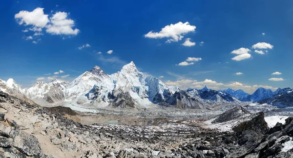 喜玛拉雅的珠穆朗玛峰 从美丽云天的喜玛拉雅山脉Kala Patthar到尼泊尔萨加玛塔国家公园Khumbu山谷的珠穆朗玛峰大本营的全景 — 图库照片