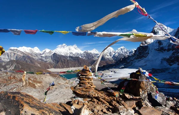 Blick Auf Mount Everest Lhotse Und Makalu Mit Buddhistischen Gebetsfahnen lizenzfreie Stockfotos