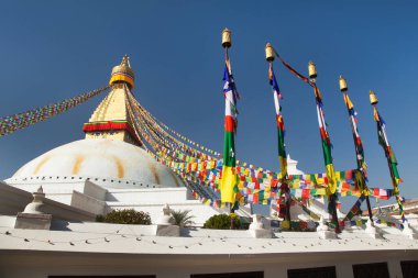 Boudha, Bodhnath veya Boudhanath dua bayraklarıyla, Katmandu şehrinin en büyük Budist budisti, Nepal 'deki Budizm