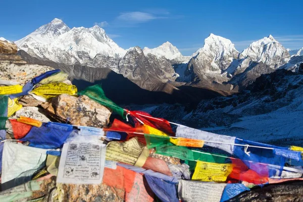 俯瞰珠穆朗玛峰 Lhotse和Makalu 手持佛教祈祷旗 从尼泊尔的Renjo Pass山看到珠穆朗玛峰 Khumbu山谷 — 图库照片