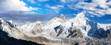 Everest ve Nuptse Dağı, himalaya, Kala Patthar, Sagarmatha Ulusal Parkı, Khumbu Vadisi, Solukhumbu Dağı, Nepal Himalay Dağı 'ndan güzel günbatımı bulutlarıyla akşam panoramik manzarası