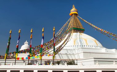 Boudha, Bodhnath veya Boudhanath dua bayraklarıyla, Katmandu şehrinin en büyük Budist budisti, Nepal 'deki Budizm