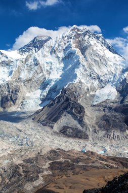 Everest ve Nuptse dağlarının panoramik manzarası gökyüzünde güzel bulutlar, Khumbu vadisi ve buzulu, Sagarmatha ulusal parkı, Nepal Himalayaları dağları