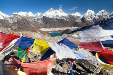 Everest Dağı, Lhotse ve Makalu 'nun Budist dua bayraklarıyla manzarası, Renjo La pass' tan Everest Dağı - Nepal himalaya dağı, Khumbu vadisi