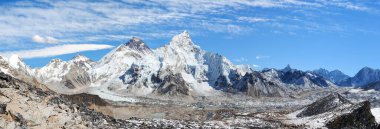 Everest Dağı, himalaya, Kala Patthar 'dan panoramik manzara güzel bulutlu gökyüzü ve Khumbu Buzulları Everest ana kampı, Khumbu vadisi, Sagarmatha ulusal parkı, Nepal