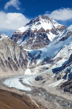 Changtse Dağı 7543 metre ve Everest ana kampı Nepal Himalayalar 'dan Khumbu buzulu.