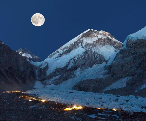 Нічний Панорамний Вид Базового Табору Горі Еверест Освітленими Наметами Місяцем Ліцензійні Стокові Фото