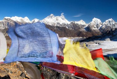 Everest Dağı, Lhotse ve Makalu 'nun Budist dua bayraklarıyla manzarası, Renjo La pass' tan Everest Dağı - Nepal himalaya dağı, Khumbu vadisi