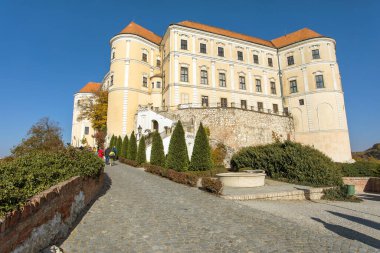 Mikulov Kalesi, Güney Moravya 'nın en önemli kalelerinden biri, Çek Cumhuriyeti Mikulov kasabasından görüş