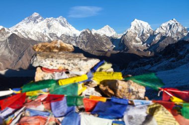 Everest Dağı, Lhotse ve Makalu 'nun Budist dua bayraklarıyla manzarası, Renjo La pass' tan Everest Dağı - Nepal himalaya dağı, Khumbu vadisi