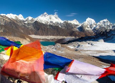 Everest Dağı, Lhotse ve Makalu 'nun Budist dua bayraklarıyla manzarası, Renjo La pass' tan Everest Dağı - Nepal himalaya dağı, Khumbu vadisi