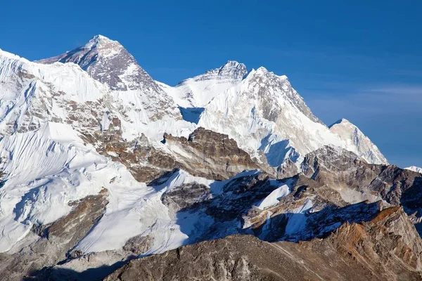 从Gokyo山谷俯瞰珠穆朗玛峰 Lhotse峰和Makalu峰 到达Ewerest基地营地 三趟穿越尼泊尔喜马拉雅山 — 图库照片
